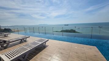 Außenpool, Liegestühle