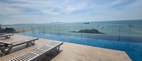 Kolam renang outdoor, dengan kursi berjemur