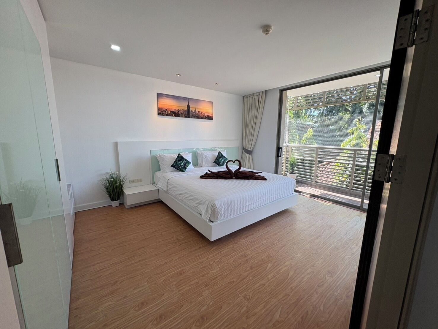 Desk, laptop workspace, free WiFi, bed sheets