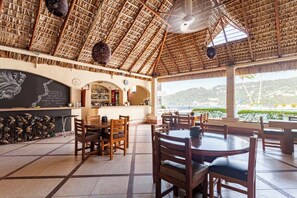 Outdoor dining - Ocean view apartment (Acapulco de Juárez)