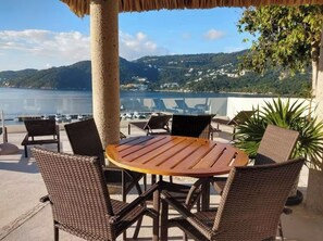 Outdoor dining - Ocean view apartment (Acapulco de Juárez)