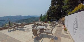 Terrace/patio - The Mukteshwar Inn Rooftop Cafe (Dhari)