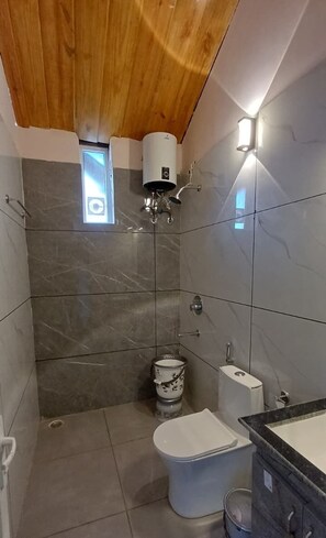 Deluxe Room | Bathroom