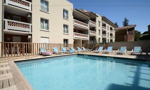 Outdoor pool, a heated pool - Lands of France - Provence Side (Gréoux-les-Bains)