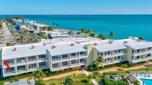 Un hotel a più piani con balconi affacciati su una spiaggia e l'oceano.