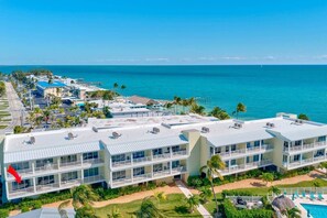 Ein mehrstöckiges Hotel mit Balkonen mit Blick auf Strand und Meer.
