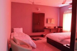 Superior Double Room, City View | Bathroom | Bathtub, free toiletries, towels, soap
