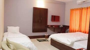 Deluxe Triple Room | Desk, free WiFi, bed sheets