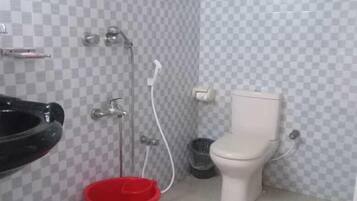 Baignoire, articles de toilette gratuits, serviettes fournies, savon