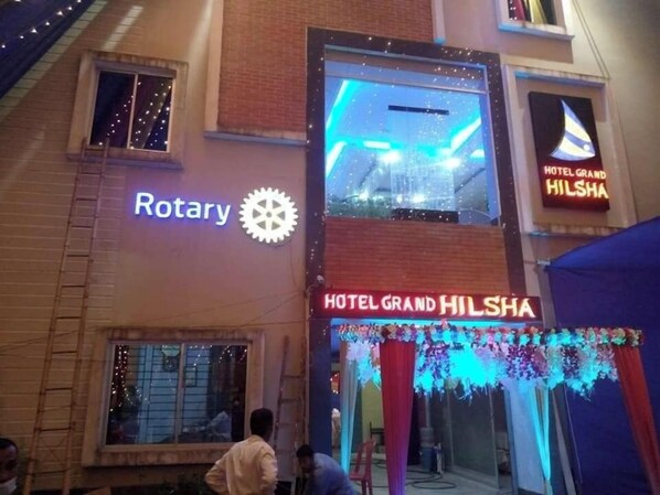 A building with a sign for 'Rotary' and 'Hotel Grand Hilsha'. - Hotel Grand Hilsha Chandpur (Chandpur)