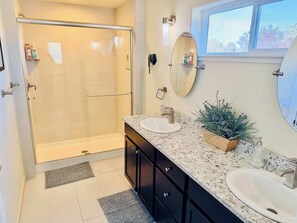 Shower - Spacious Reno House with 4 Bedrooms & Garage (Reno)