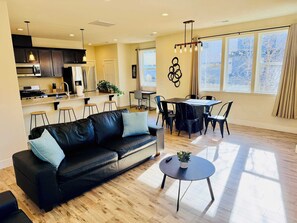 TV, offices - Spacious Reno House with 4 Bedrooms & Garage (Reno)