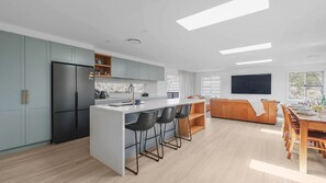 Fridge, microwave, oven, stovetop - Luna Beach House, Vincentia (Vincentia)