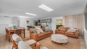 TV - Luna Beach House, Vincentia (Vincentia)