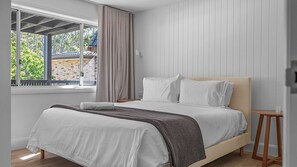 Iron/ironing board, free WiFi, bed sheets - Luna Beach House, Vincentia (Vincentia)