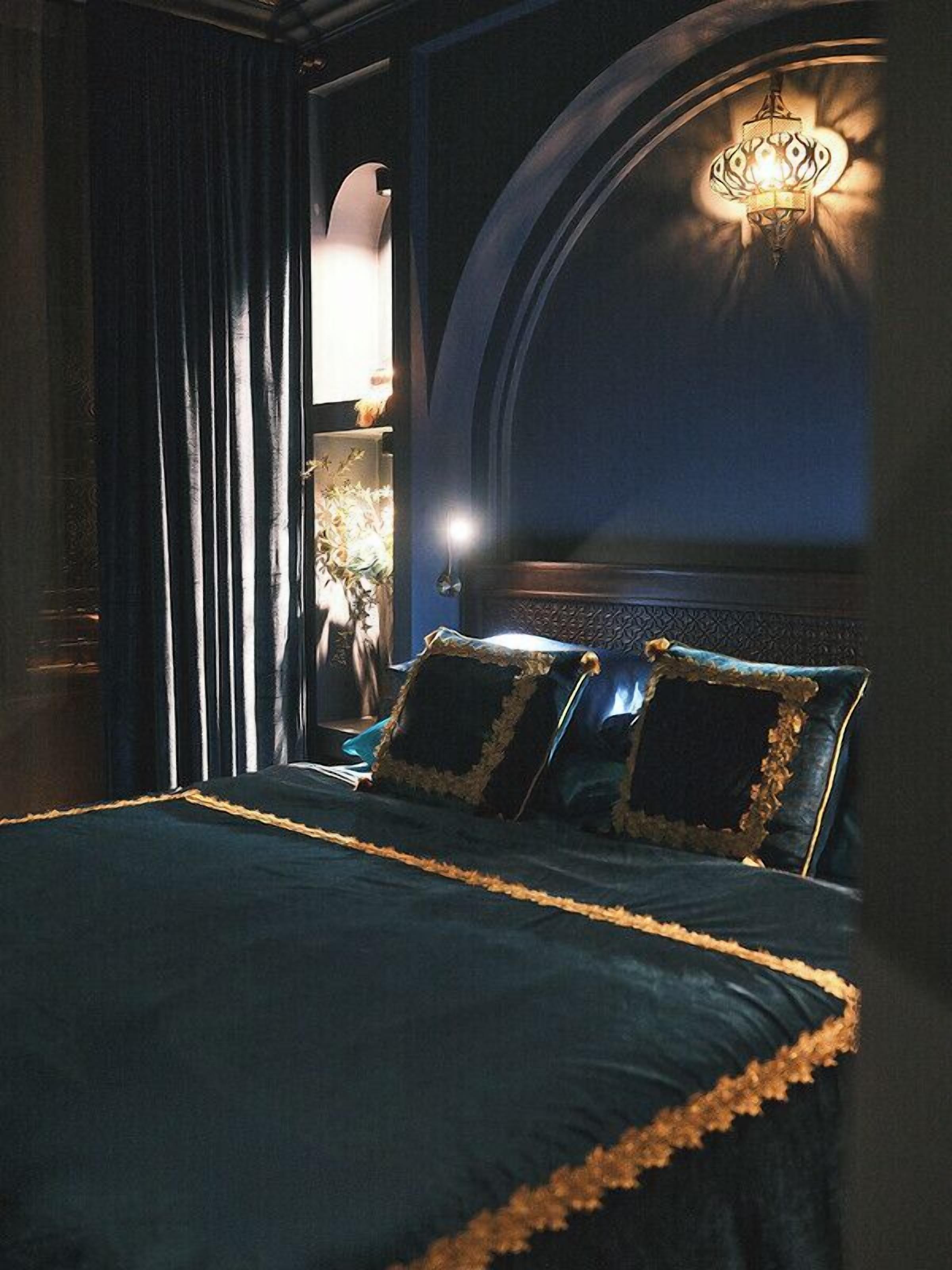 Signature Room, 1 King Bed | In-room safe, free WiFi