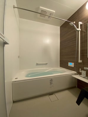 Een haardroger, een bidet, handdoeken, zeep