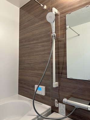 Een haardroger, een bidet, handdoeken, zeep