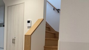 Eine Treppe mit Holzboden und Geländer, die zu einer Zwischenebene führt.
