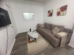 Smart TV - Delightful 3-bedroom apartment in Montréal perfect for your stay (Montréal)
