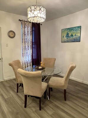 Dining - Delightful 3-bedroom apartment in Montréal perfect for your stay (Montréal)
