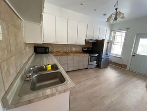 Private kitchen - Delightful 3-bedroom apartment in Montréal perfect for your stay (Montréal)