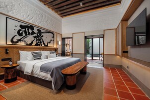 Garden Suites | Free minibar items, in-room safe, desk, laptop workspace