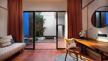 Garden Suites | Free minibar items, in-room safe, desk, laptop workspace