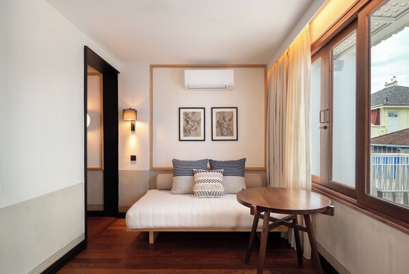 Terrace Suites | Isi minibar gratis, brankas, meja kerja, dan ruang kerja ramah laptop