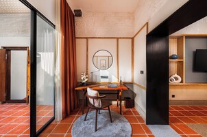 Artículos del minibar gratis y caja de seguridad en la habitación 