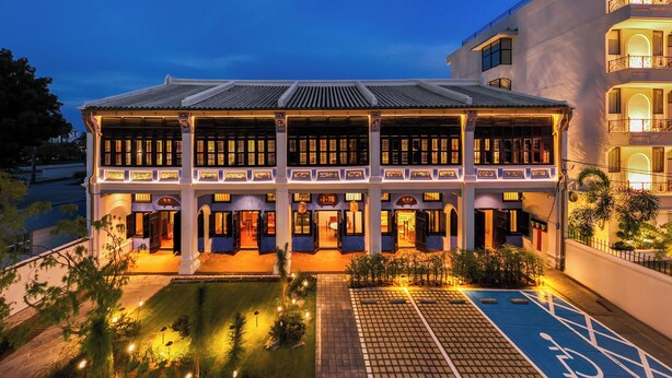 A traditional building with multiple balconies and a courtyard. - Cheong Fatt Tze - The Qing Suites (George Town)