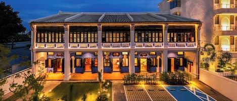 Vista frontal de la propiedad