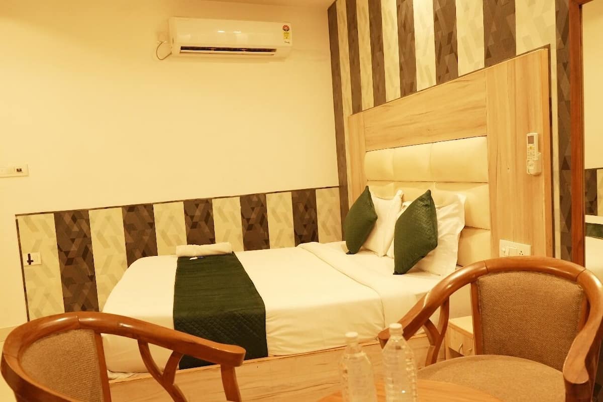 Caja de seguridad en la habitación, escritorio y cortinas blackout