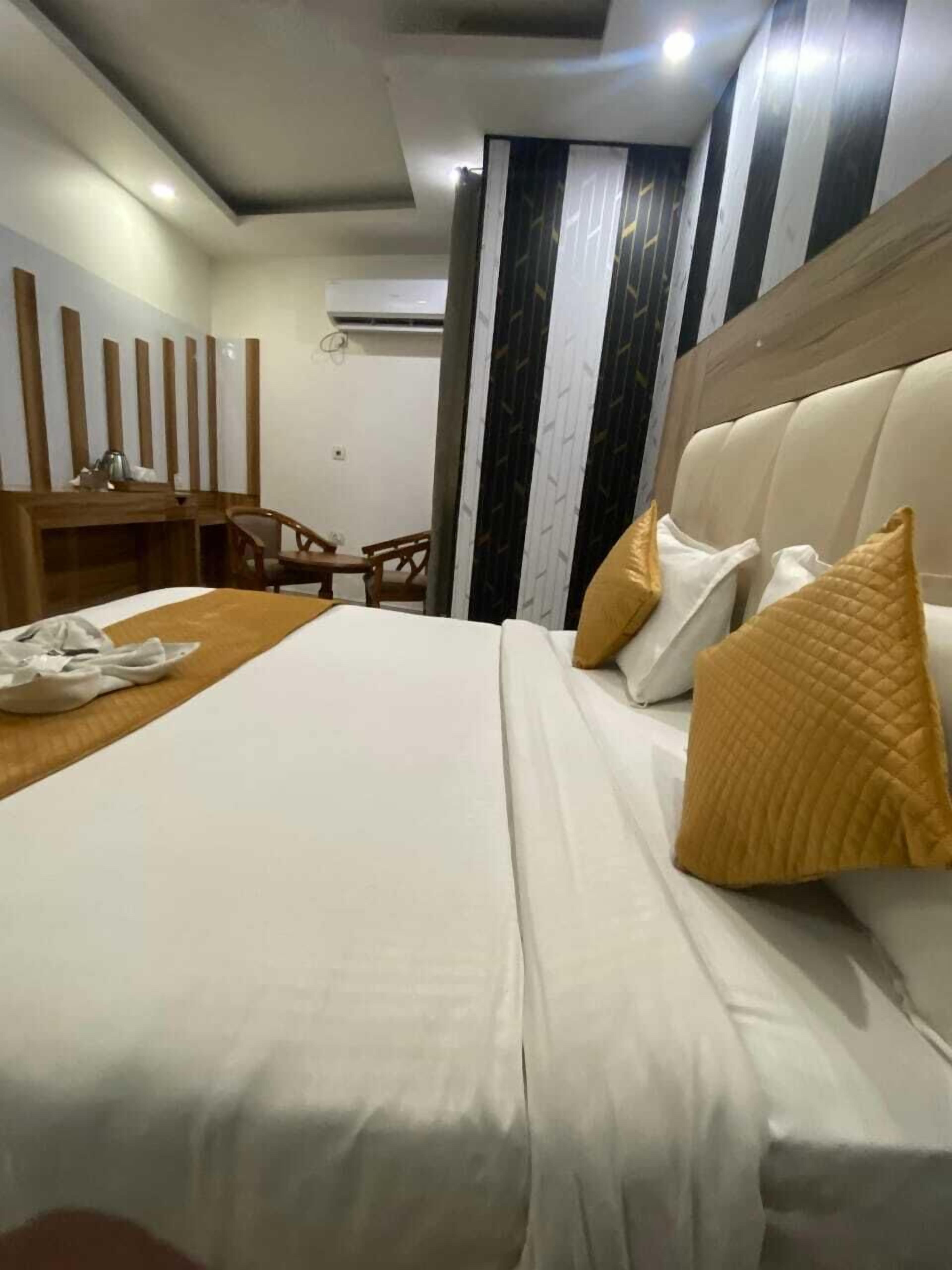 Deluxe Double or Twin Room, City View | In-room safe, desk, blackout drapes, soundproofing