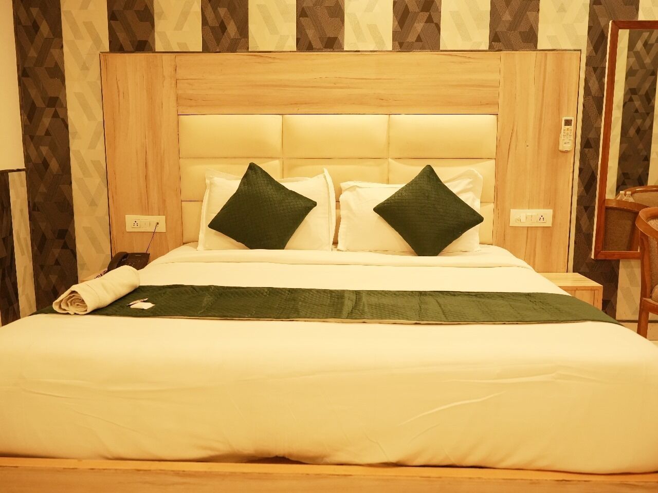 Chambre Deluxe Double ou avec lits jumeaux | Coffres-forts dans les chambres, bureau, rideaux occultants