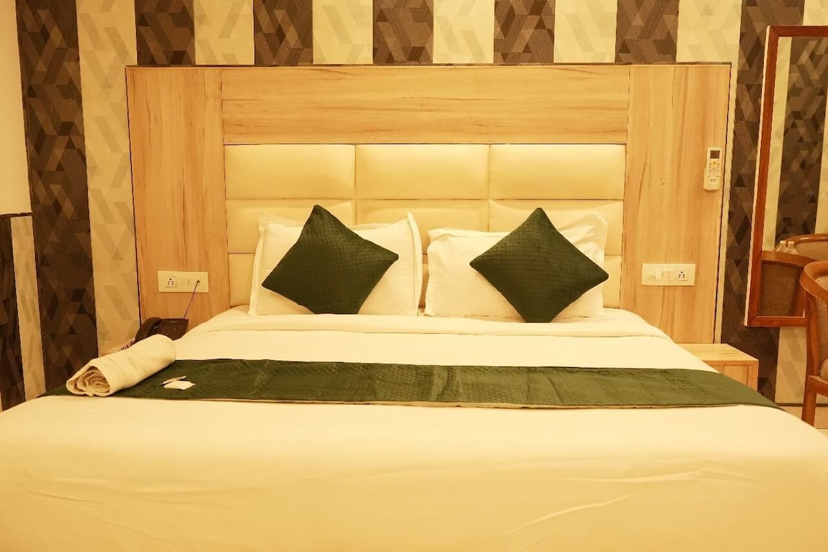 Caja de seguridad en la habitación, escritorio y cortinas blackout