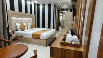 Deluxe Double or Twin Room, City View | In-room safe, desk, blackout curtains, soundproofing