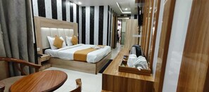 Caja de seguridad en la habitación, escritorio y cortinas blackout 