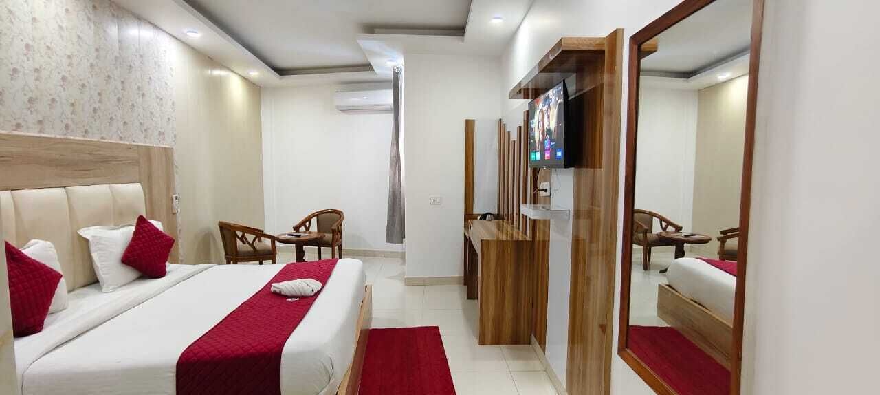 Deluxe Double or Twin Room, City View | In-room safe, desk, blackout curtains, soundproofing