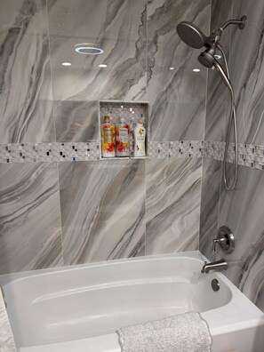 Dusche, Haartrockner, Handtücher, Seife