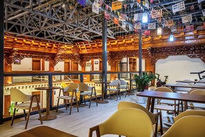 Outdoor banquet area - Namzhuo Tibetan-style Courtyard Manor (Deqin)