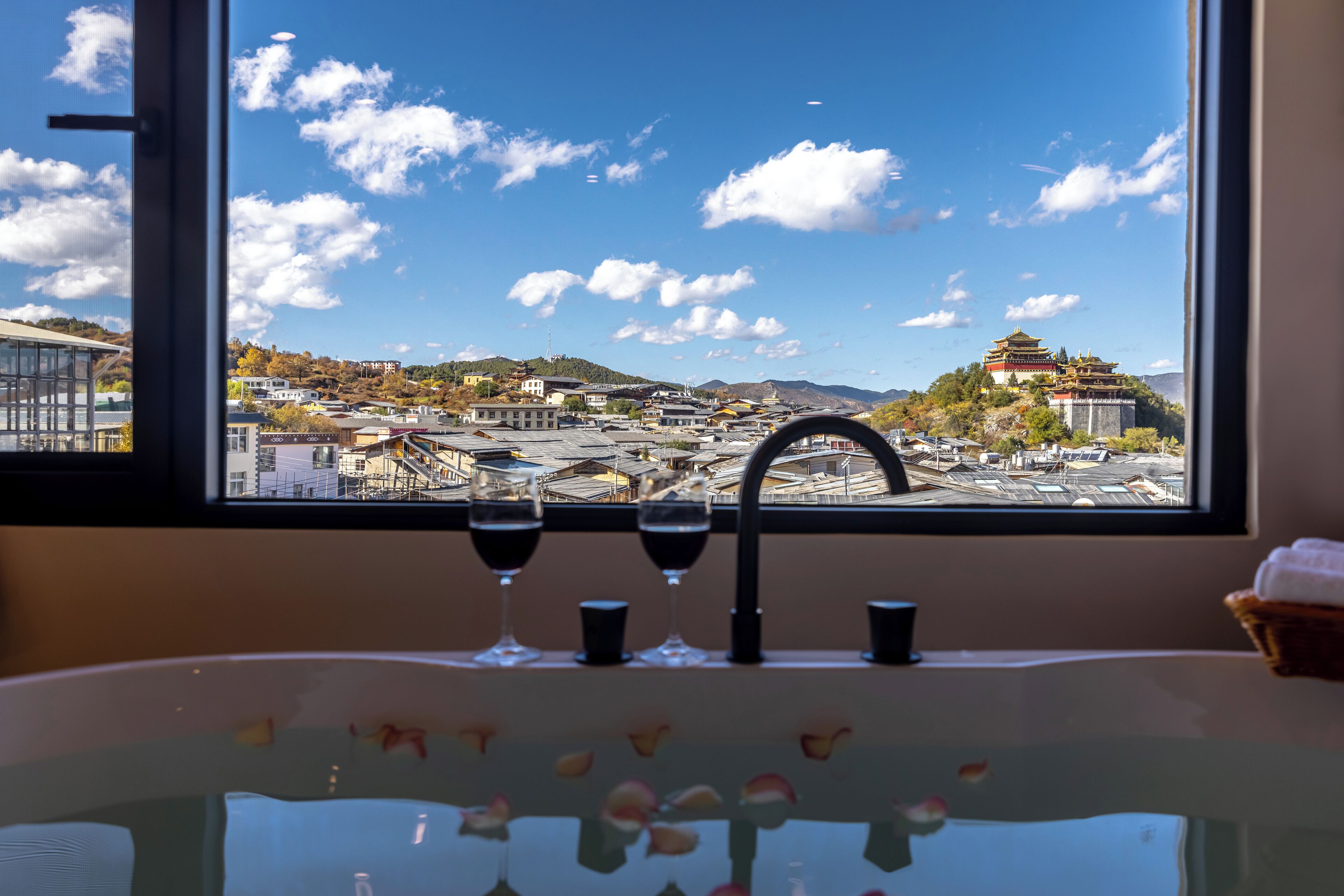 Panoramic Double Room, Garden View | Deep-soaking bathtub