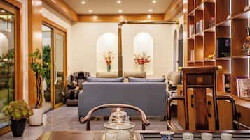 Coin salon dans le hall