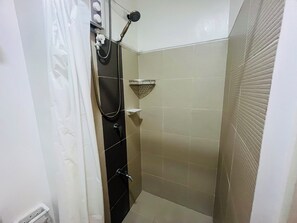 تجهيزات دش، مراحيض شطف، مناشف، صابون