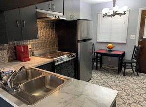 Micro-ondes, four, plaque de cuisson