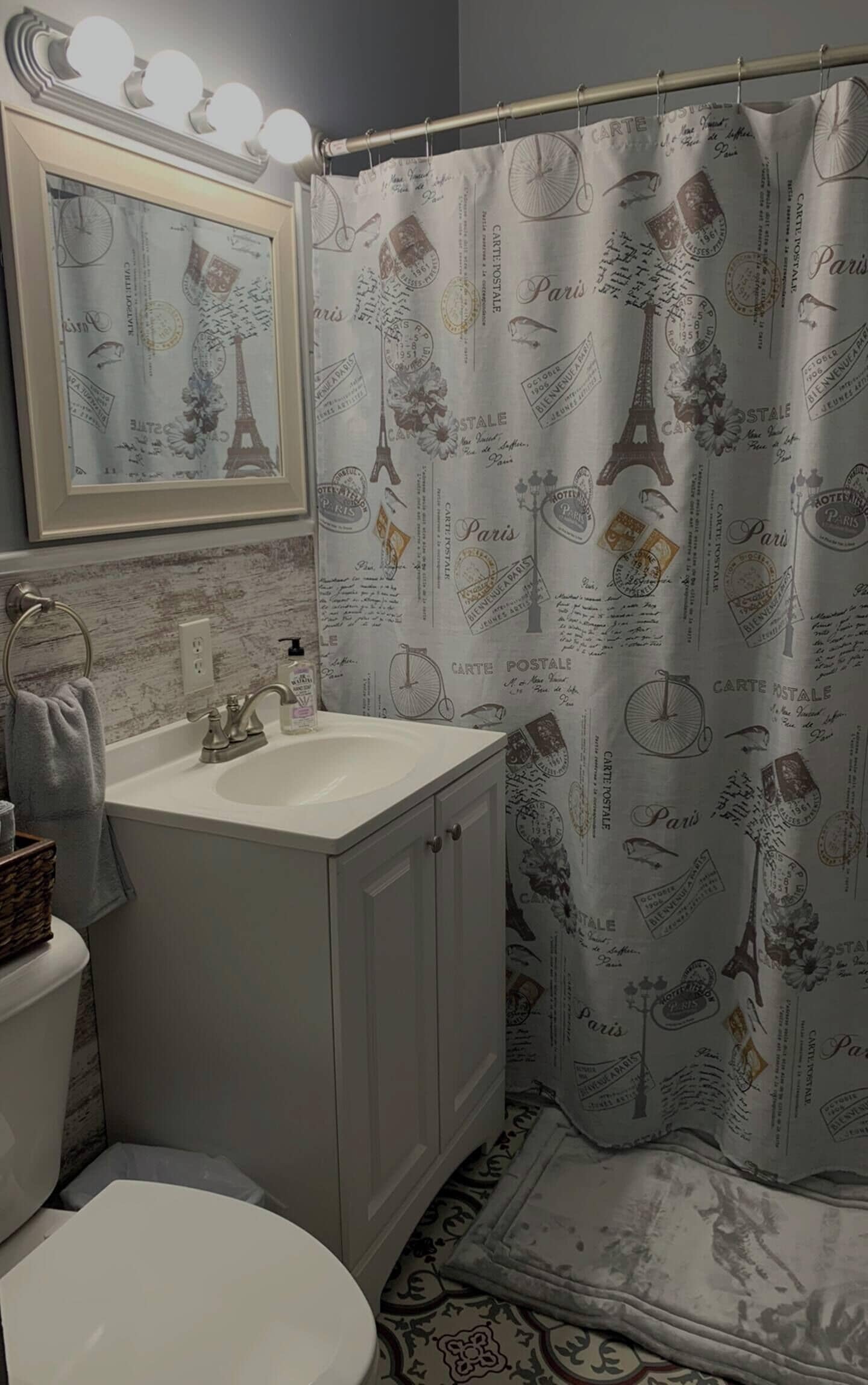 Secador de pelo, toallas, jabón y papel higiénico