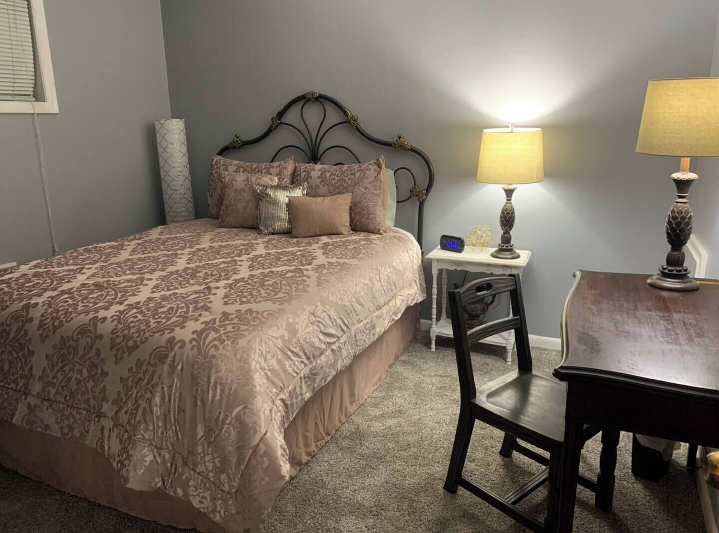 Tabla de planchar con plancha, wifi, ropa de cama