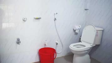 Superior Cottage | Bathroom | Bathtub, free toiletries, towels, soap