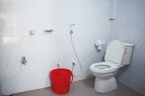 Deluxe Double Room, Beach View | Bathroom | Bathtub, free toiletries, towels, soap