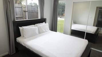 Silitysrauta/-lauta, Wi-Fi, vuodevaatteet